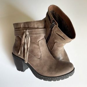 Born Concept boc Chunky High Heel Taupe Faux Suede Booties Women’s 7.5